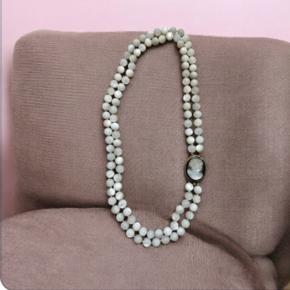 Cameo Pendant Necklace Vintage Mother of Pearl Polished Bead Double strand - Picture 14 of 14